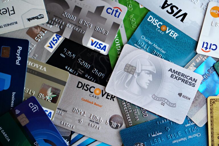 A collection of major US credit cards layout showing top options that accept an ITIN for applicants